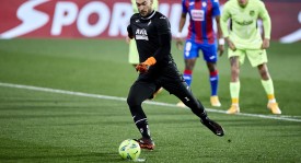 足球赛事精彩瞬间：甲乙之战焦点解析及球队个人风采点评